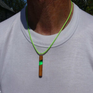 bijou pendentif mélange de bois et de résine par lady goudes